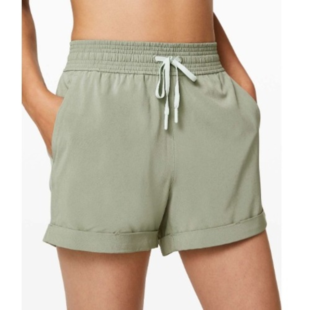 Lululemon Spring Break Away Shorts Size 8 Sage Moss Green Mid-Rise Cuffed 3"